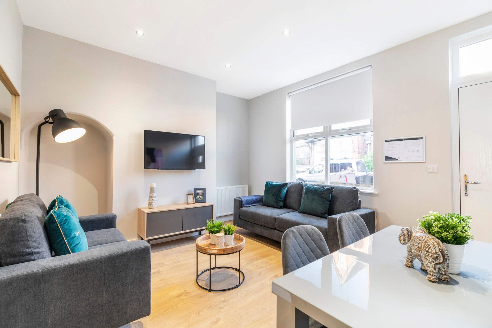 Room Hartley Grove in Leeds
