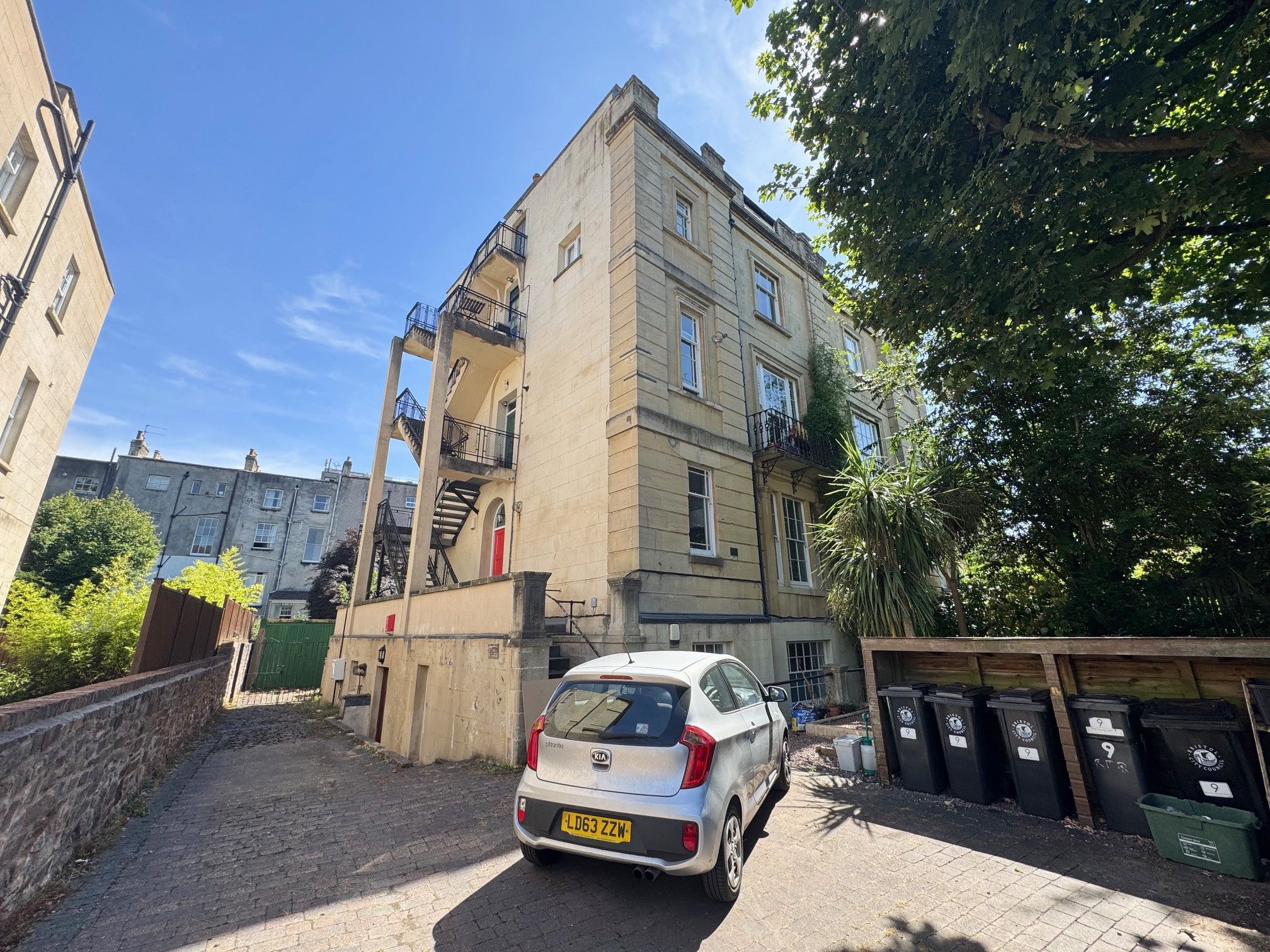 Flat Richmond Park Road in Bristol