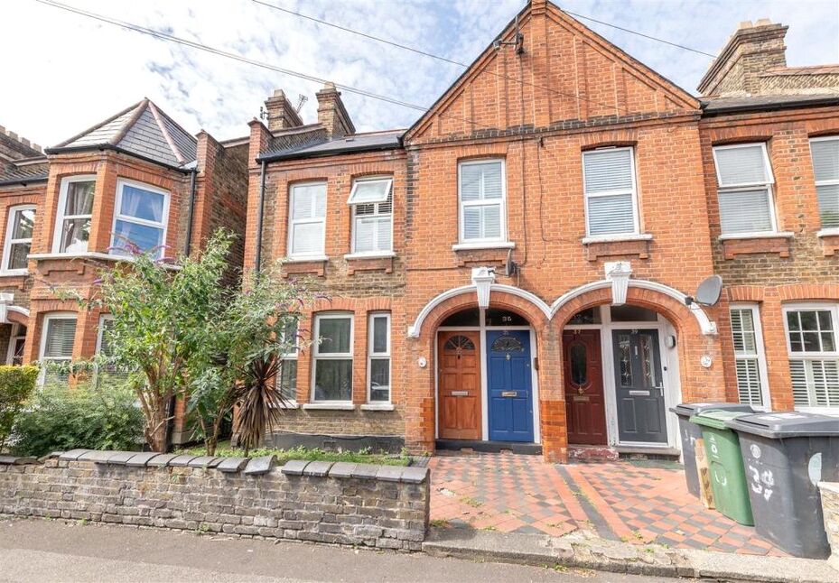 Flat Blyth Road in Greater London