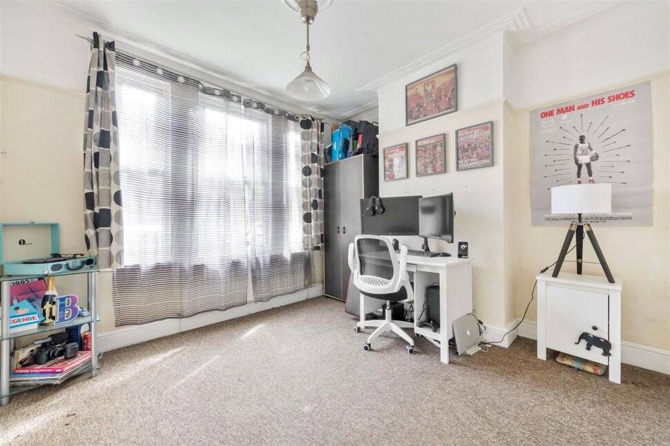 Flat Blyth Road in Greater London
