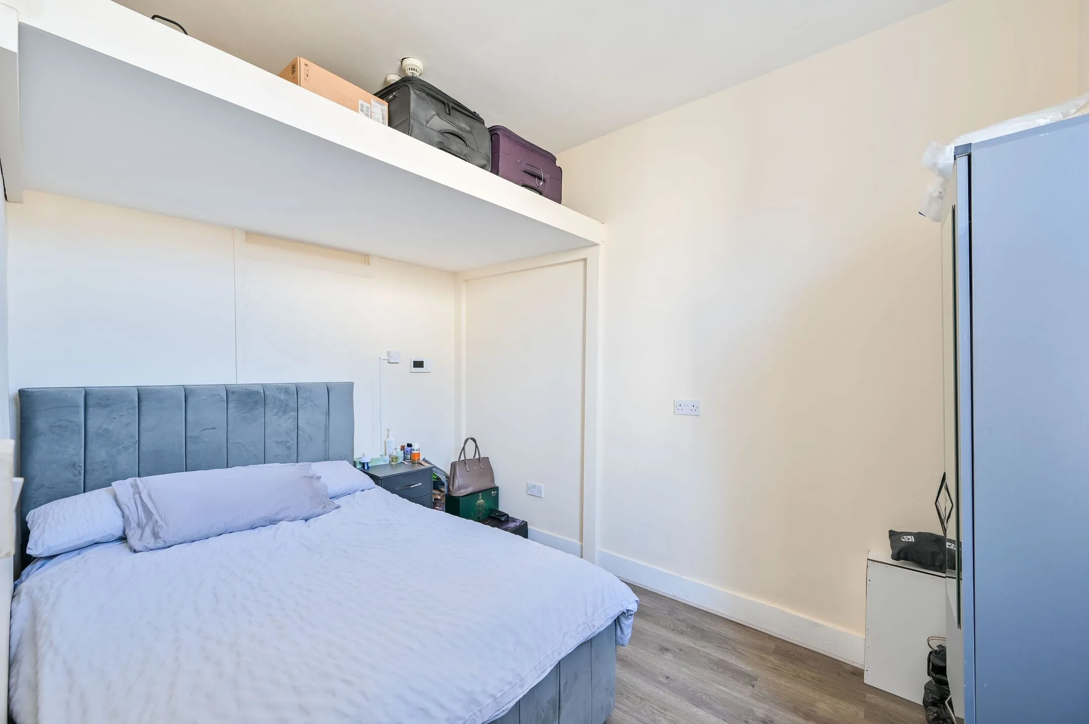 Flat Knaresborough Place in Greater London