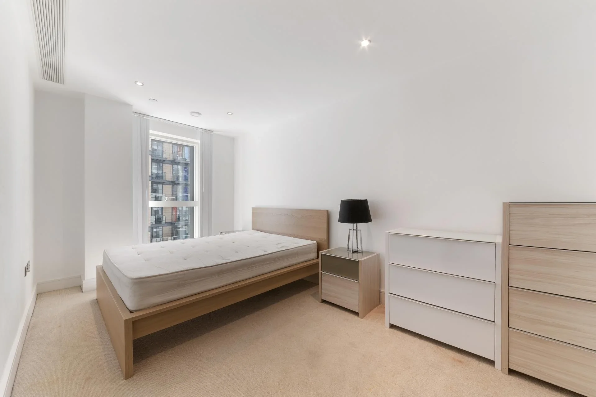 Flat Lincoln Plaza in Greater London