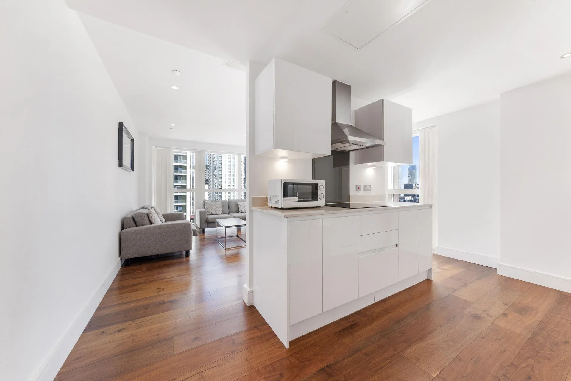 Flat Lincoln Plaza in Greater London