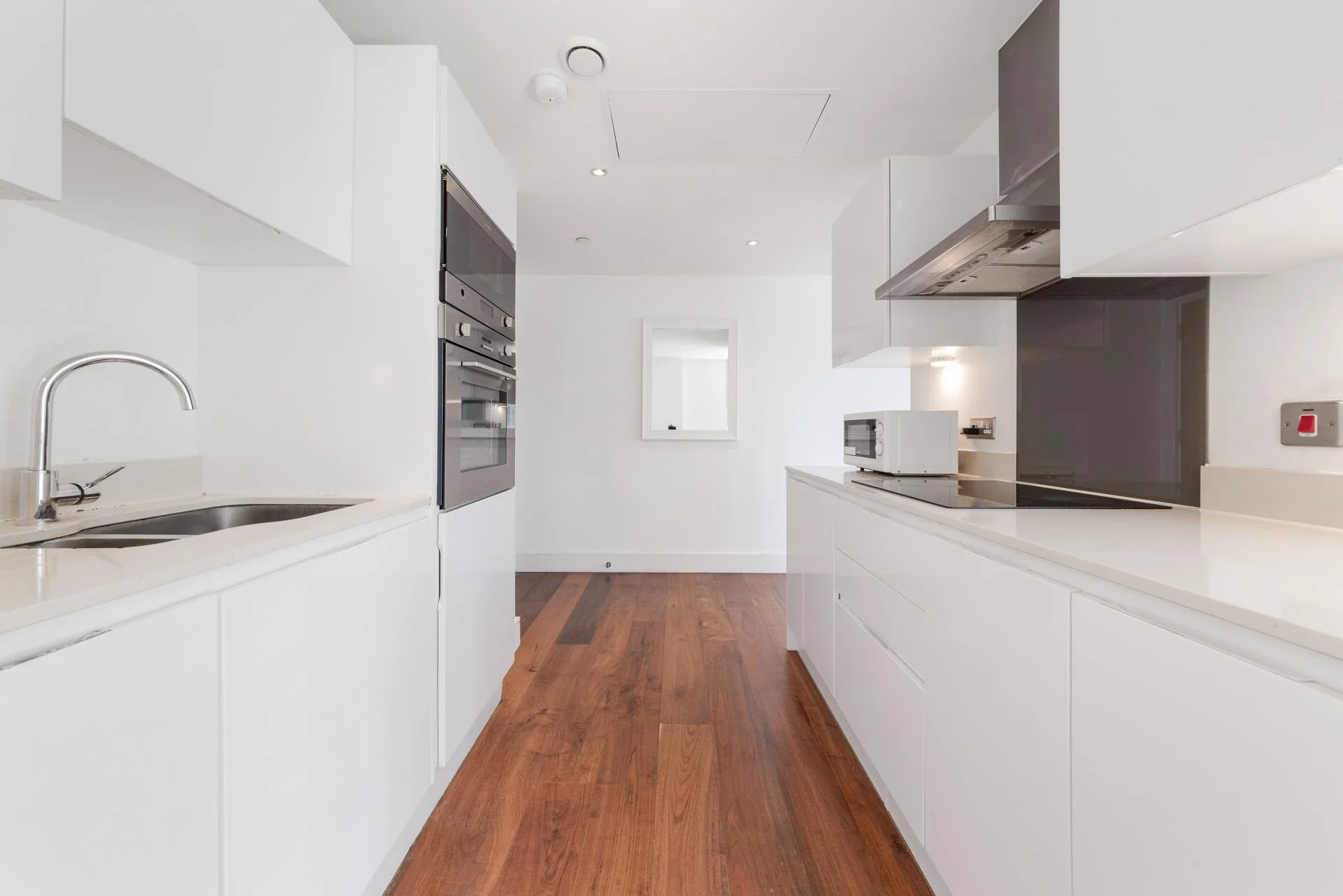 Flat Lincoln Plaza in Greater London