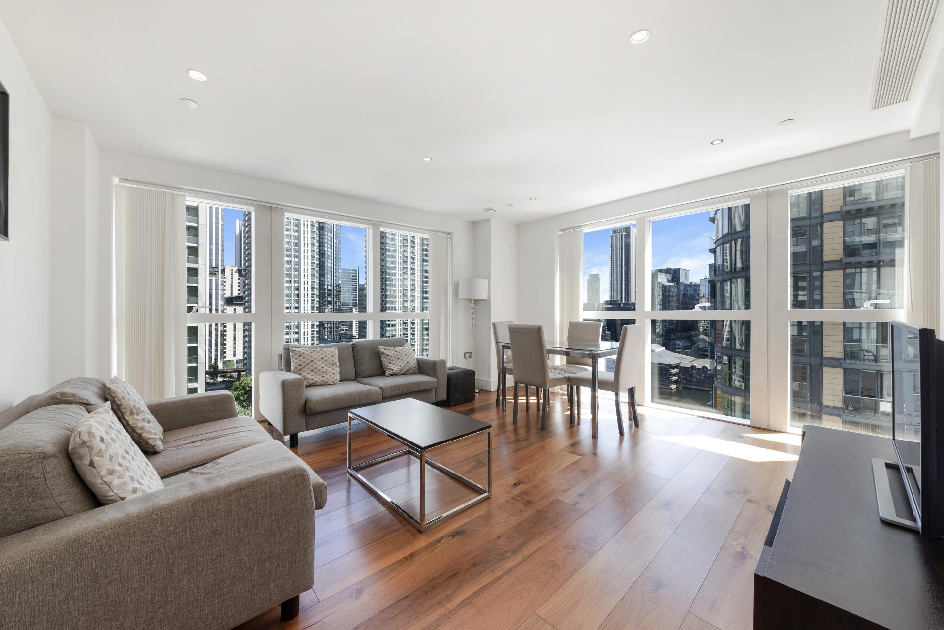 Flat Lincoln Plaza in Greater London