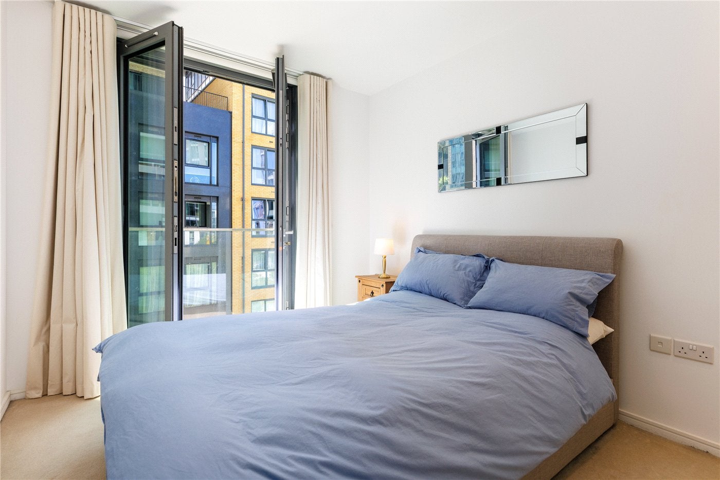 Flat Eastfields Avenue in Greater London