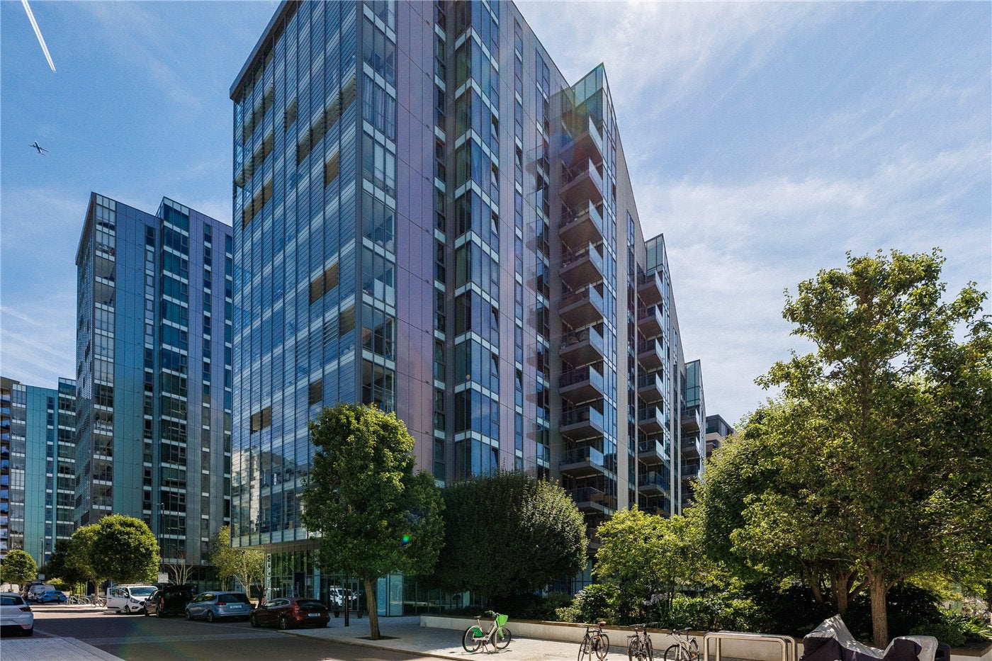 Flat Eastfields Avenue in Greater London