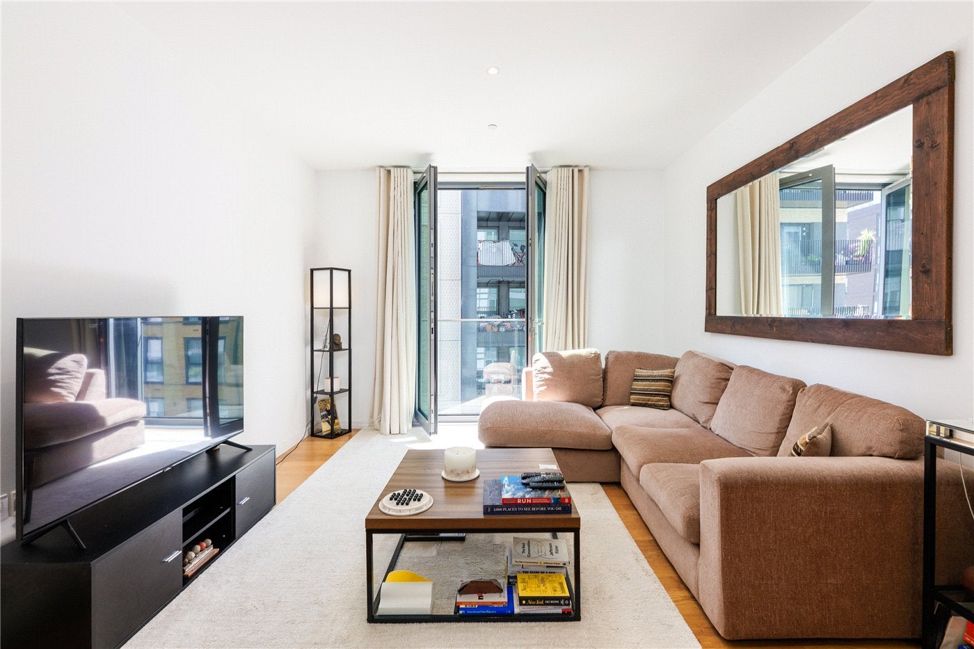 Flat Eastfields Avenue in Greater London