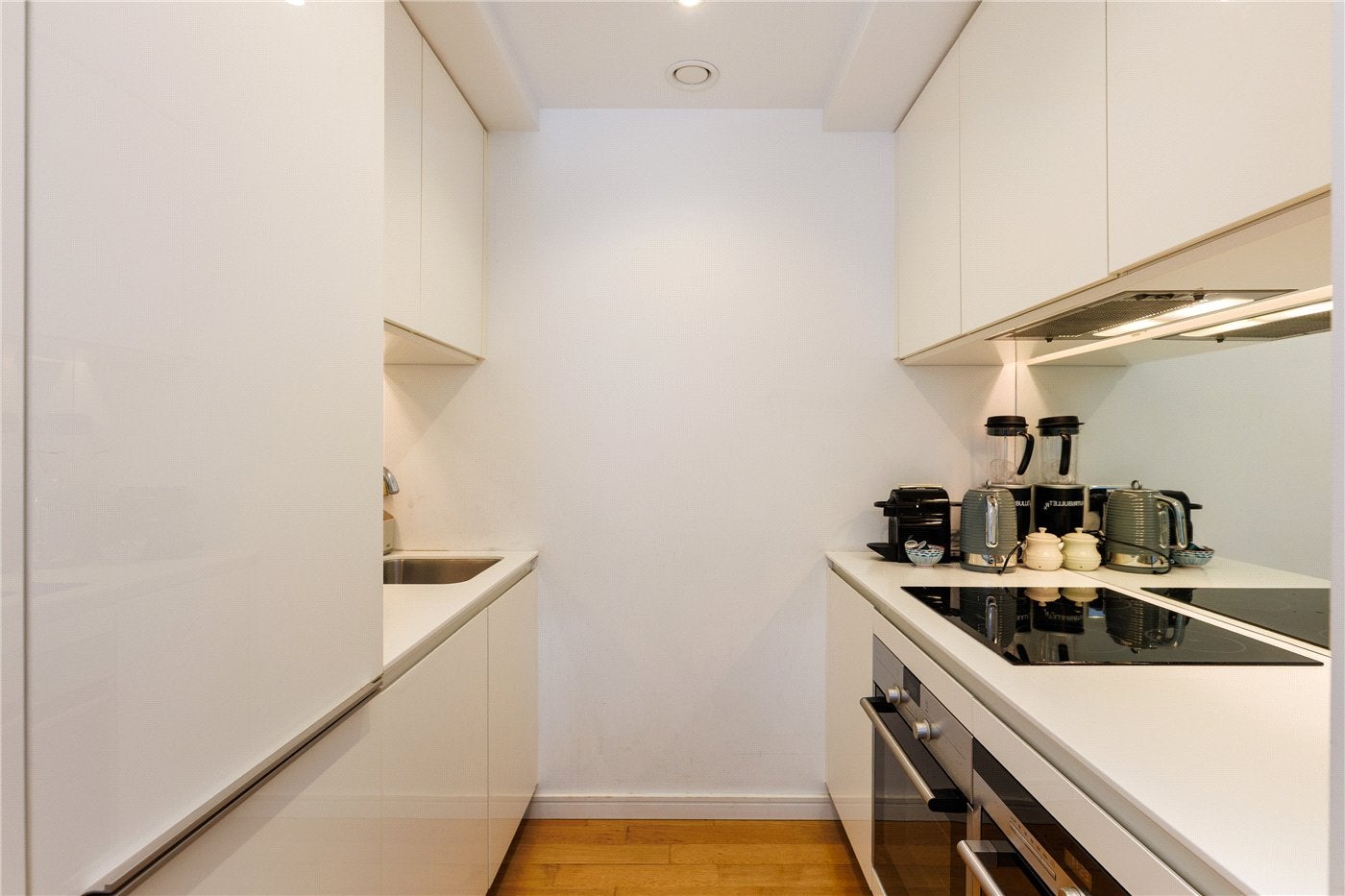 Flat Eastfields Avenue in Greater London