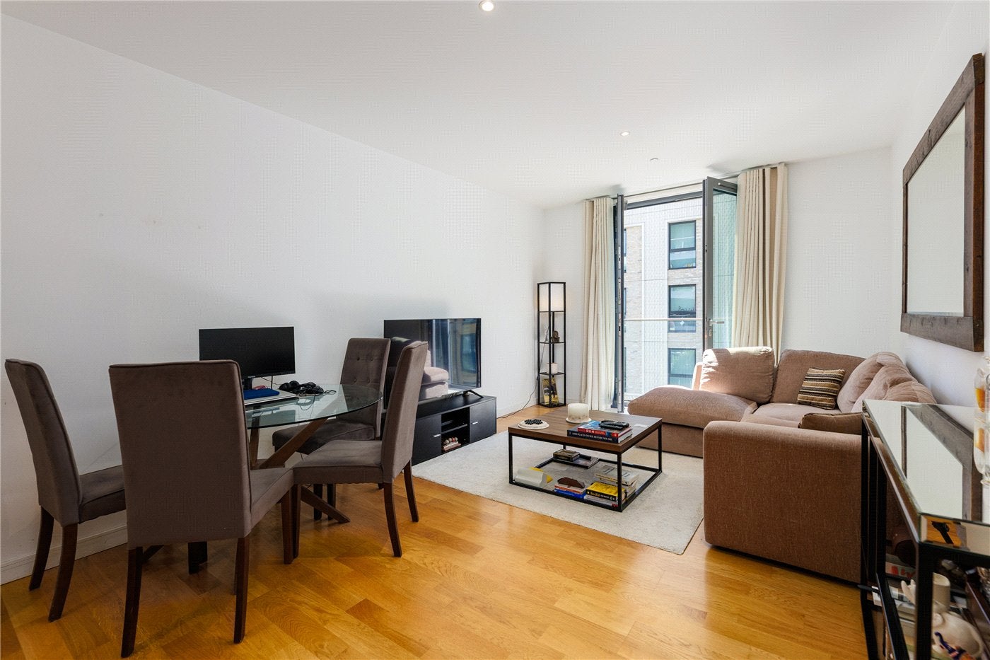Flat Eastfields Avenue in Greater London