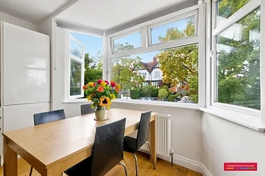 Flat Creighton Avenue in Greater London