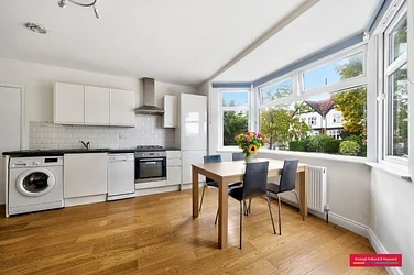 Flat Creighton Avenue in Greater London