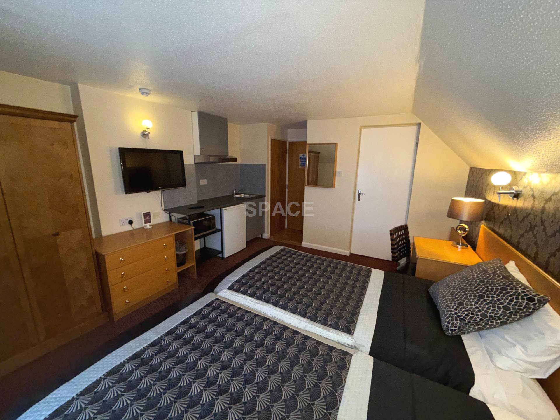 Flat Connaught Road in Reading