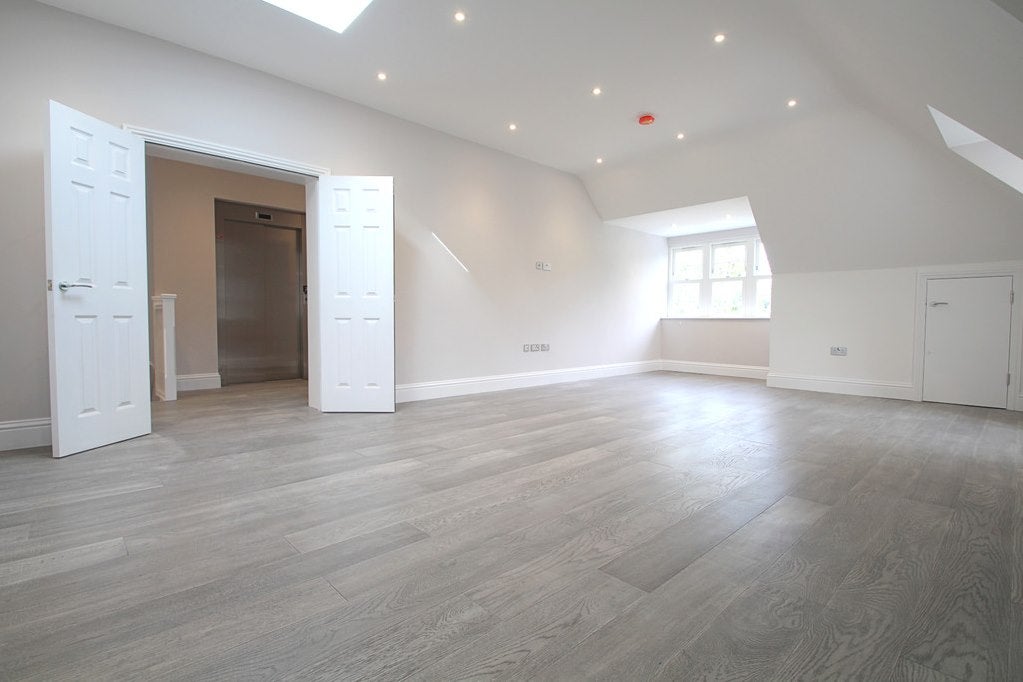 Flat Fairmile Lane in Elmbridge