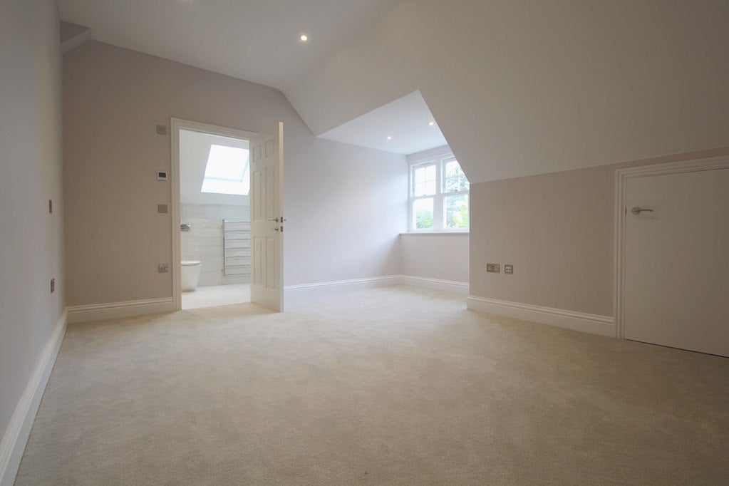 Flat Fairmile Lane in Elmbridge