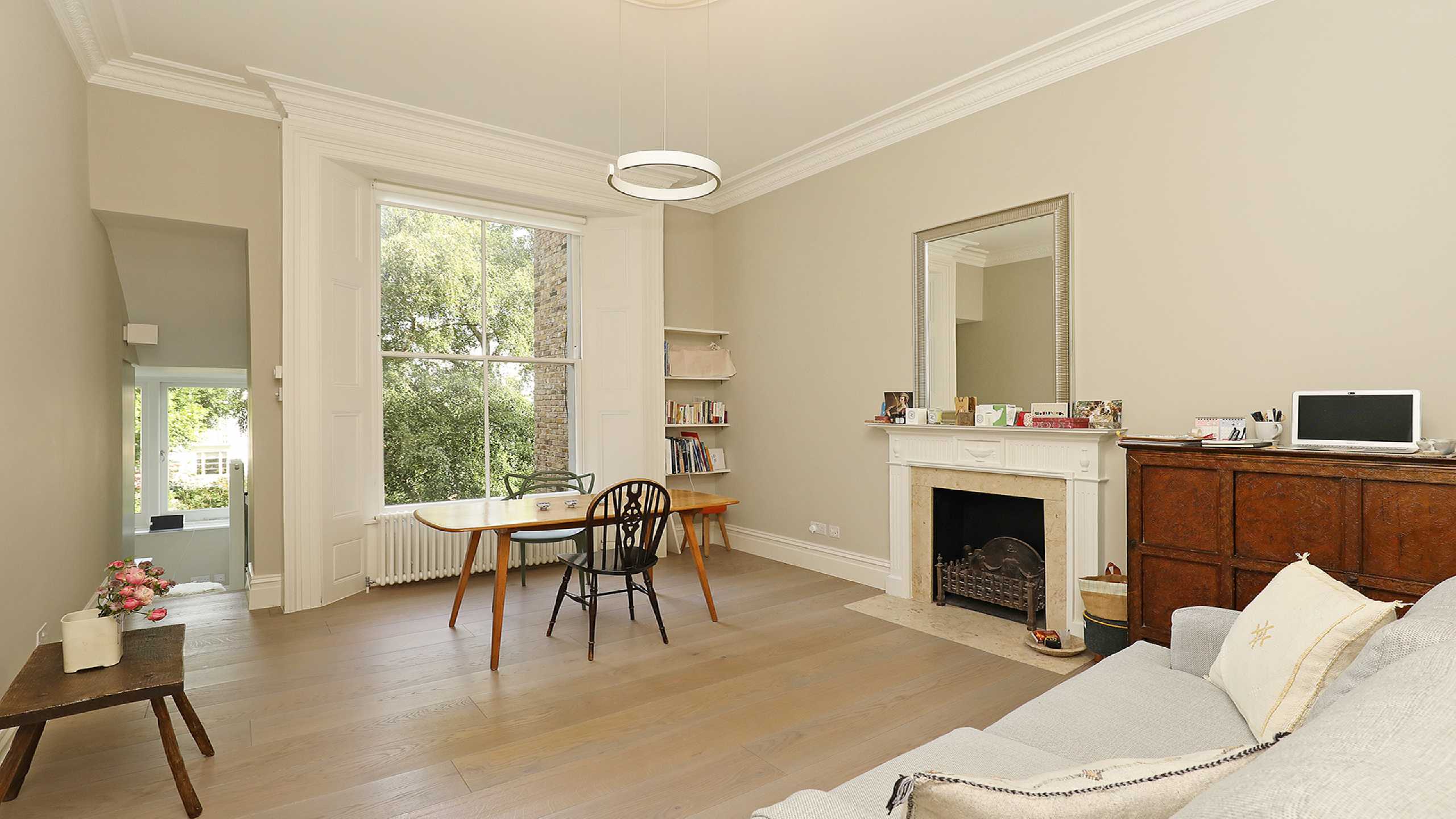 Flat Arundel Gardens in Greater London
