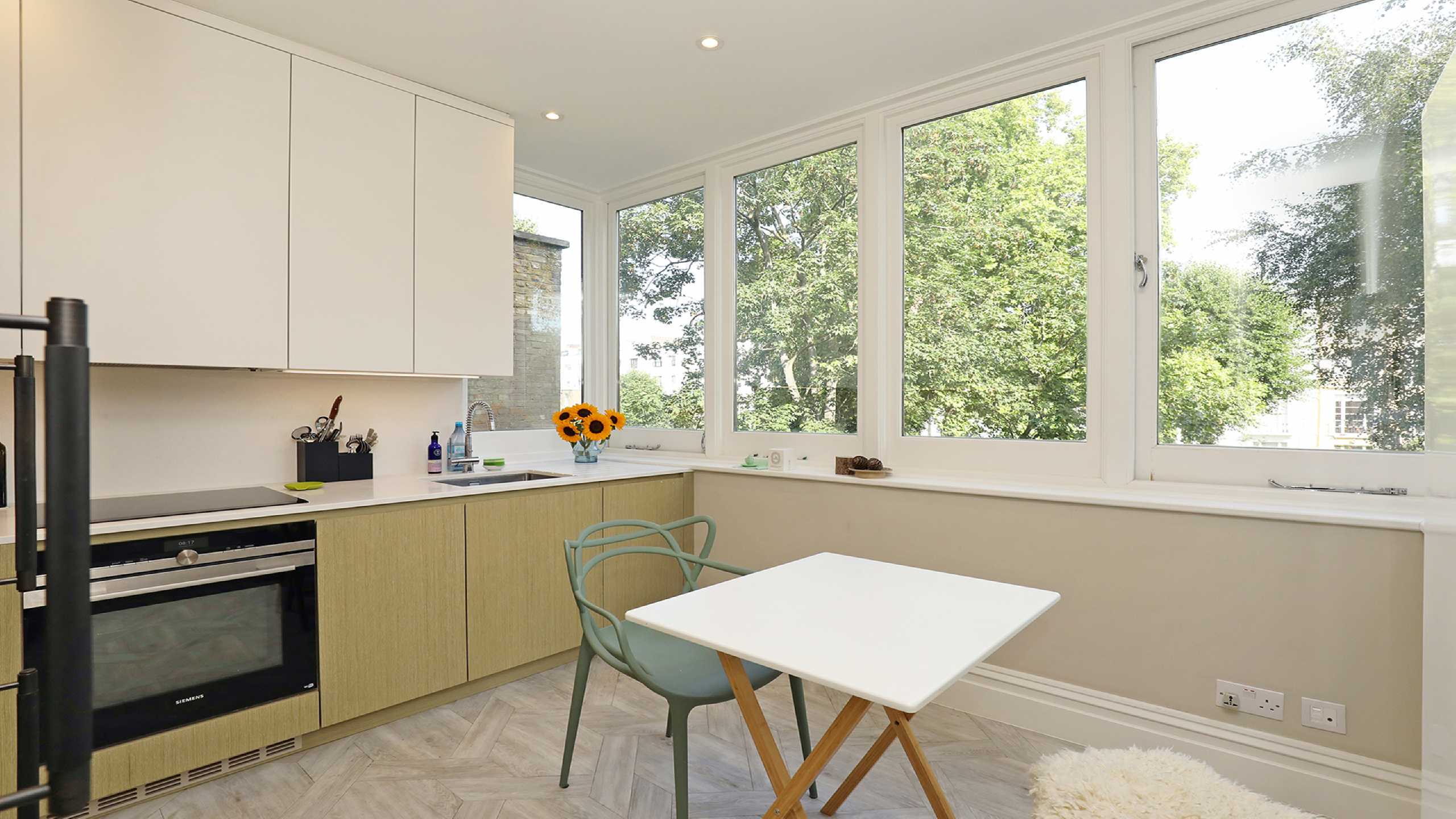 Flat Arundel Gardens in Greater London