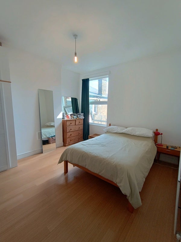 Room Carnarvon Road in Greater London