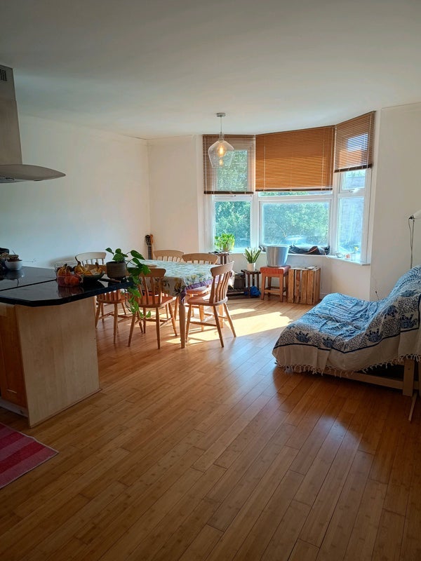 Room Carnarvon Road in Greater London