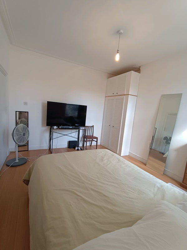 Room Carnarvon Road in Greater London