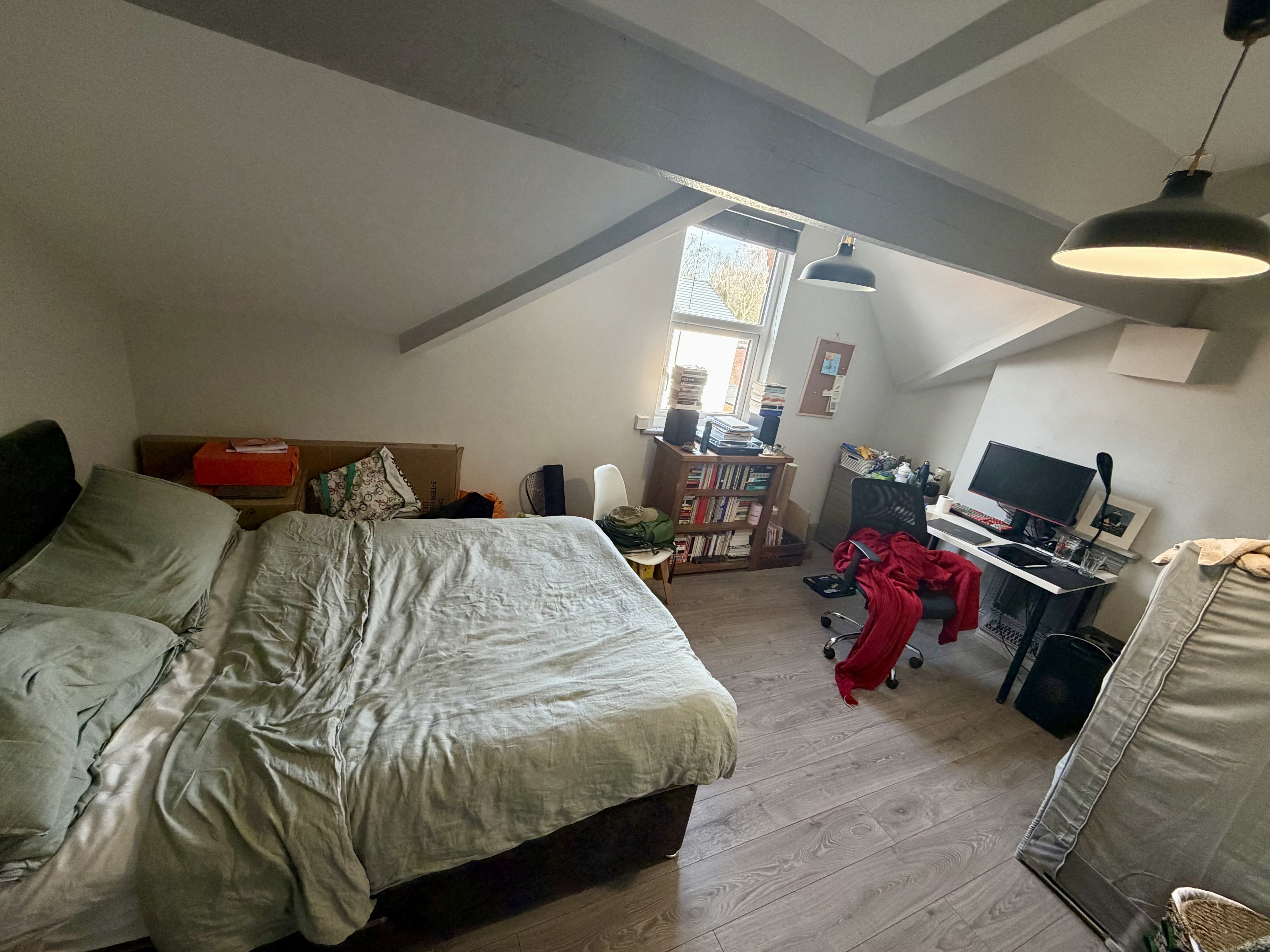 Room Clarendon Road in Manchester