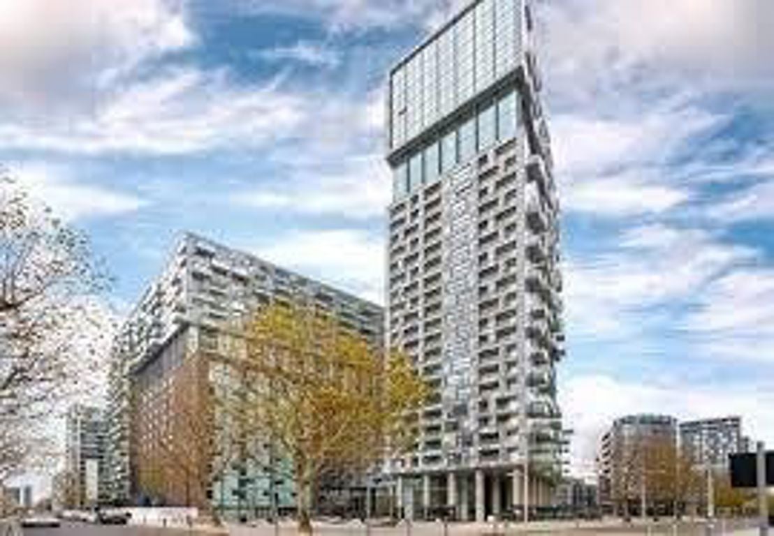 Flat Lincoln Plaza in Greater London