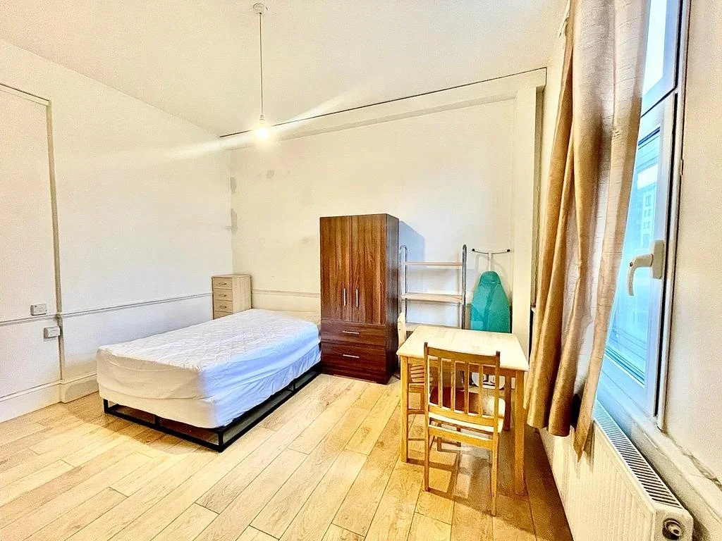 Flat Jackson Road in Greater London