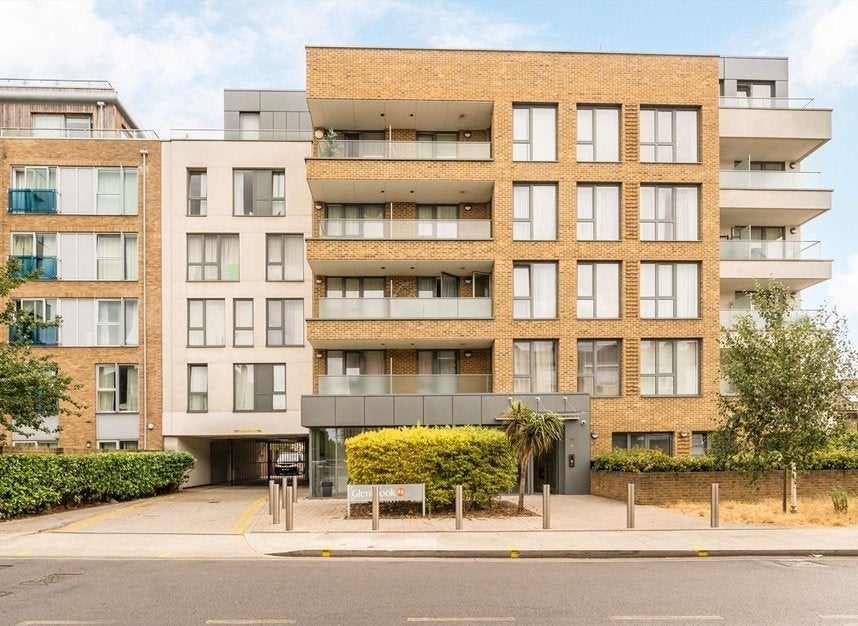 Flat Glenthorne Road in Greater London