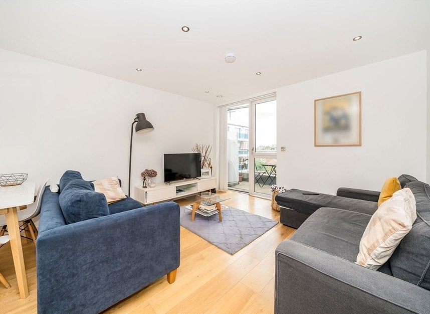 Flat Glenthorne Road in Greater London