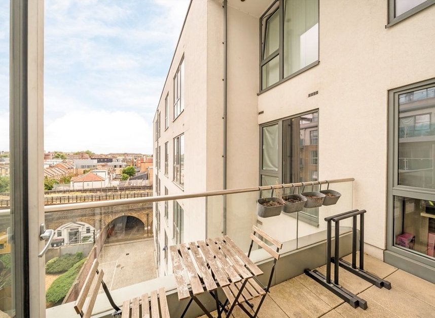 Flat Glenthorne Road in Greater London