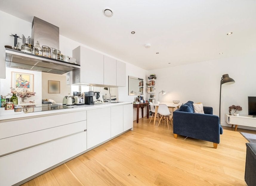 Flat Glenthorne Road in Greater London
