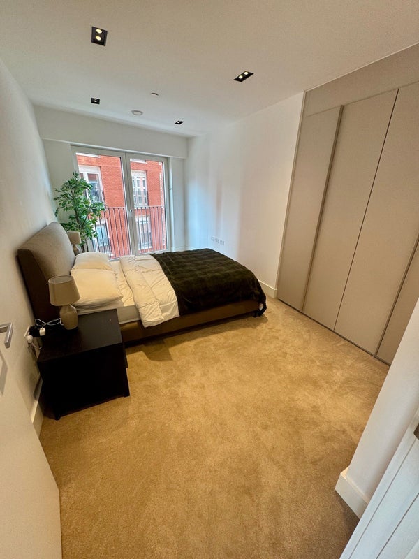 Flat Trenchold Street in Greater London