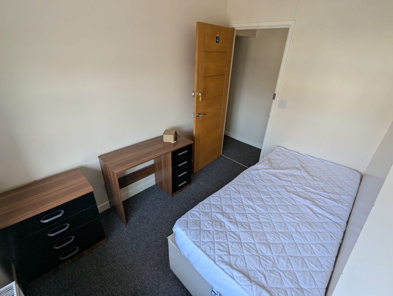 Room Foxcote Road in Bristol