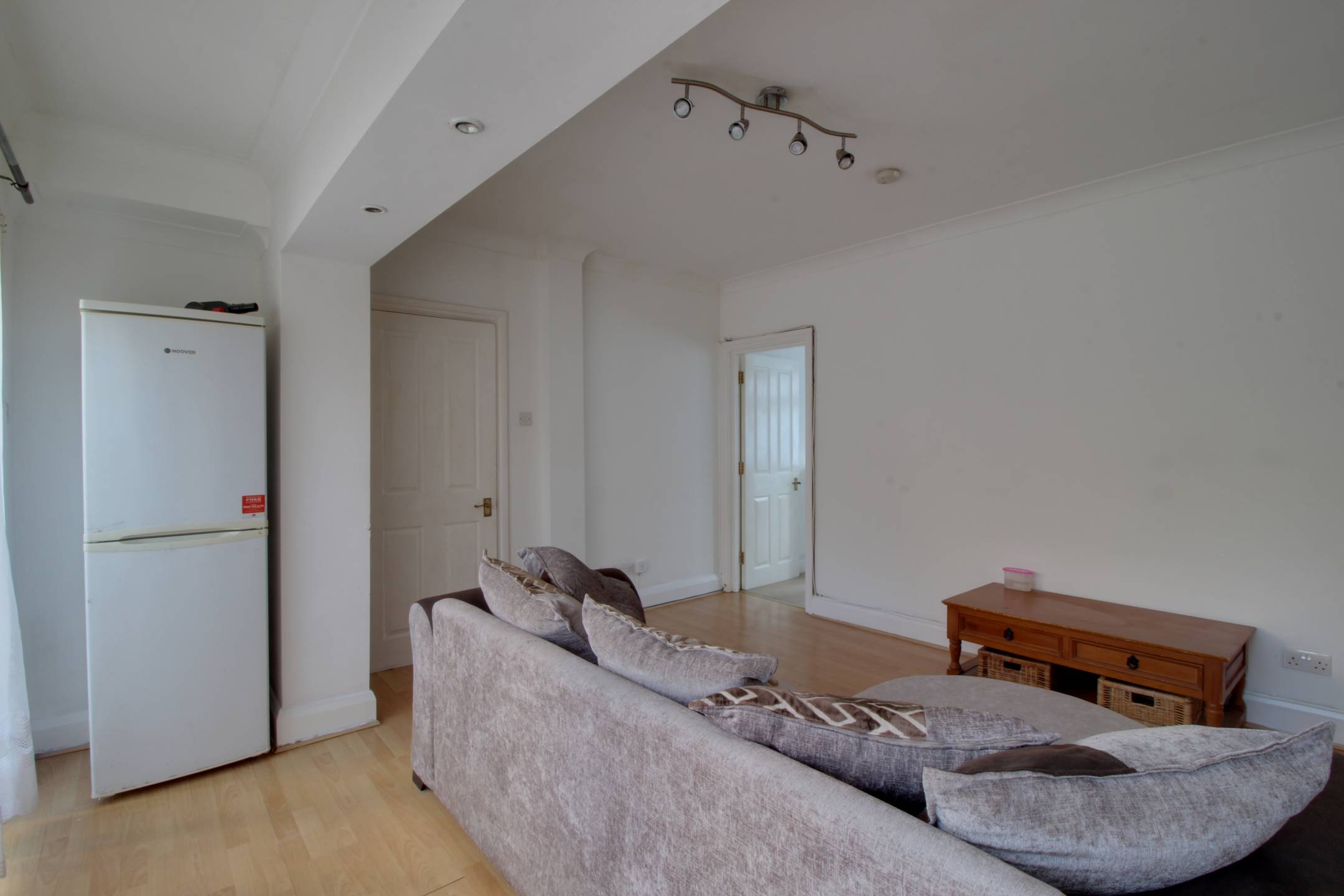 Flat Kingsdown Avenue in Greater London