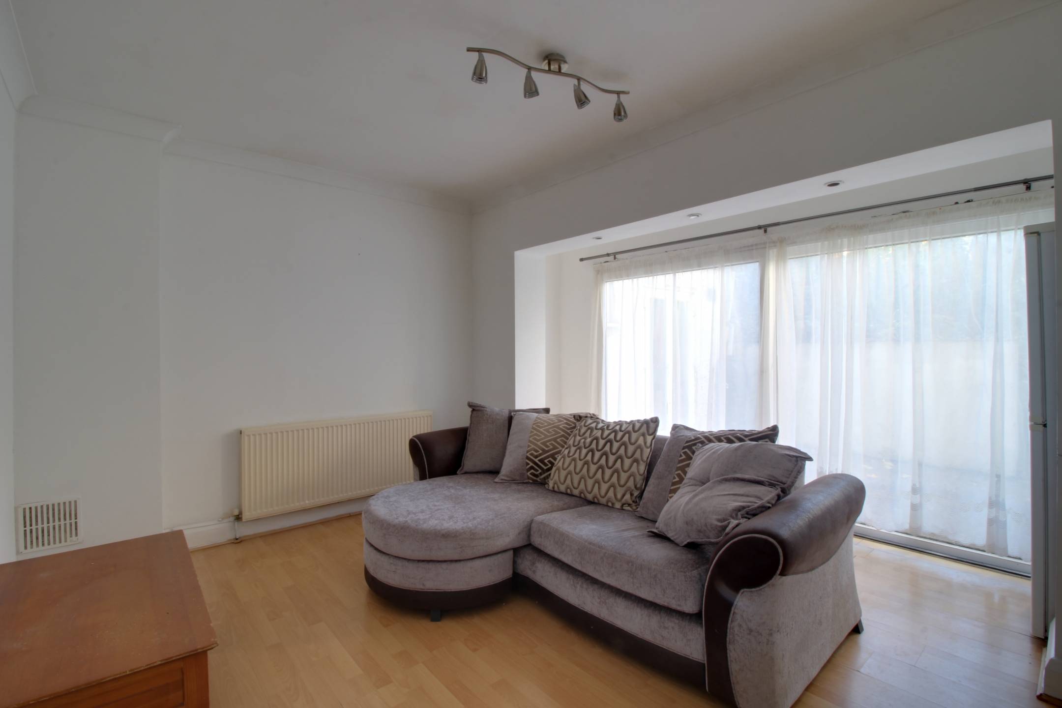 Flat Kingsdown Avenue in Greater London