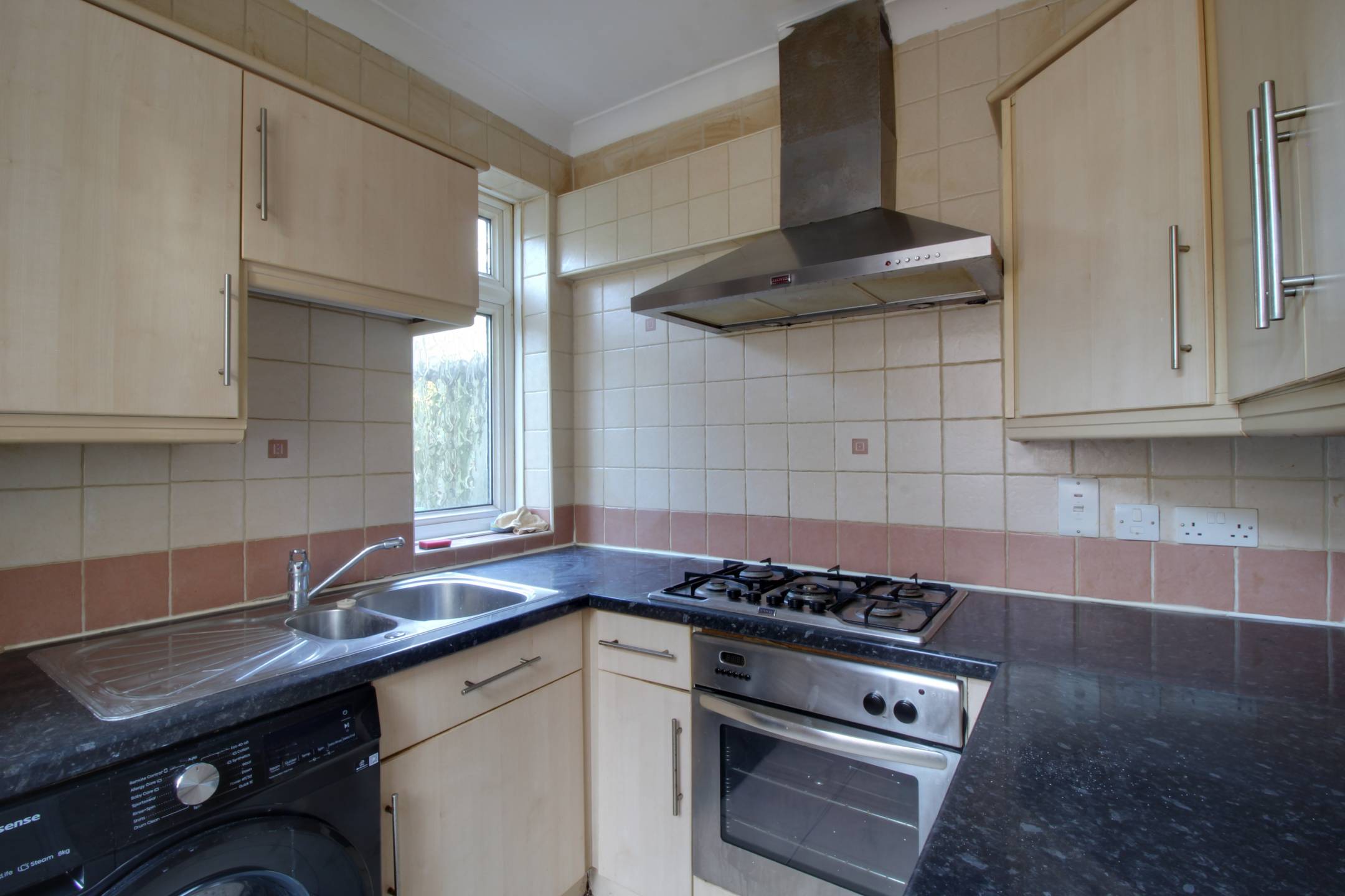 Flat Kingsdown Avenue in Greater London