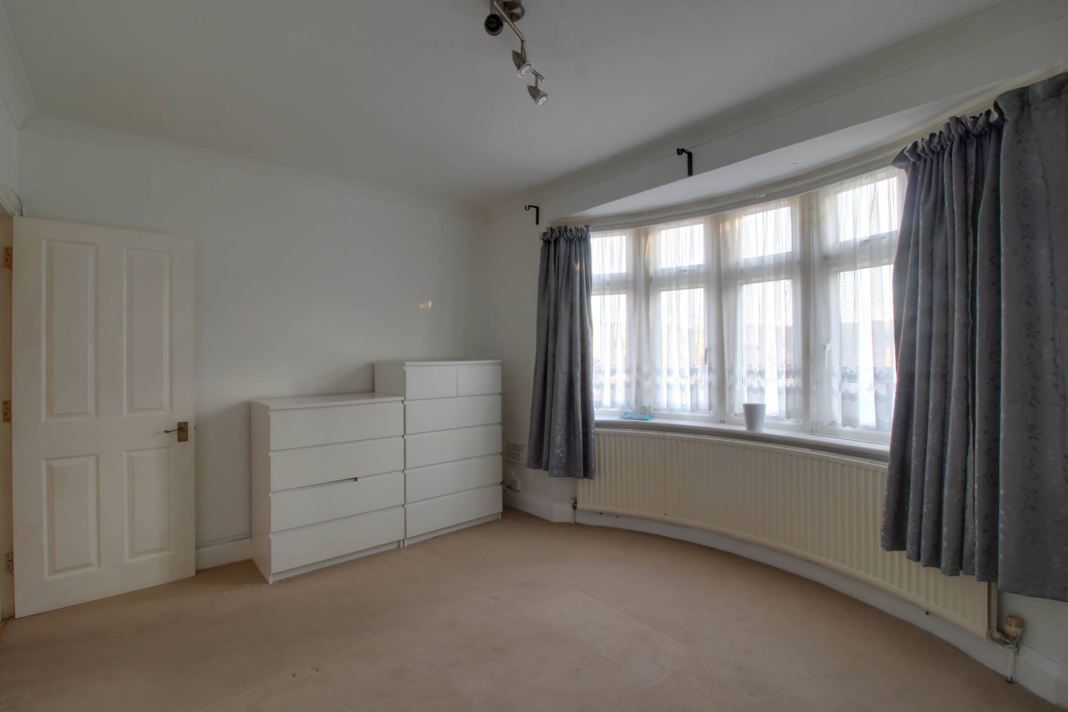 Flat Kingsdown Avenue in Greater London