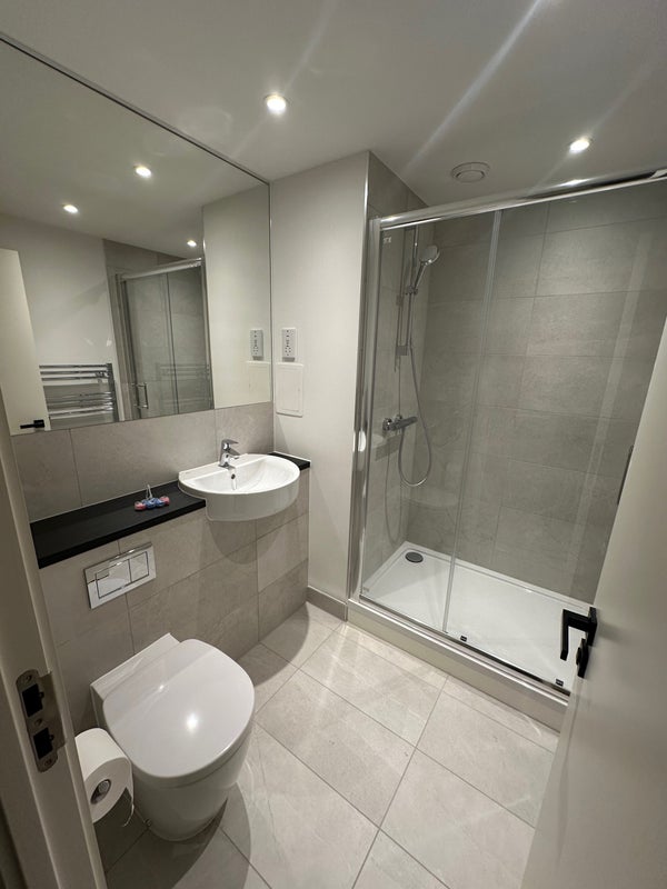 Room Hawser Lane in Greater London
