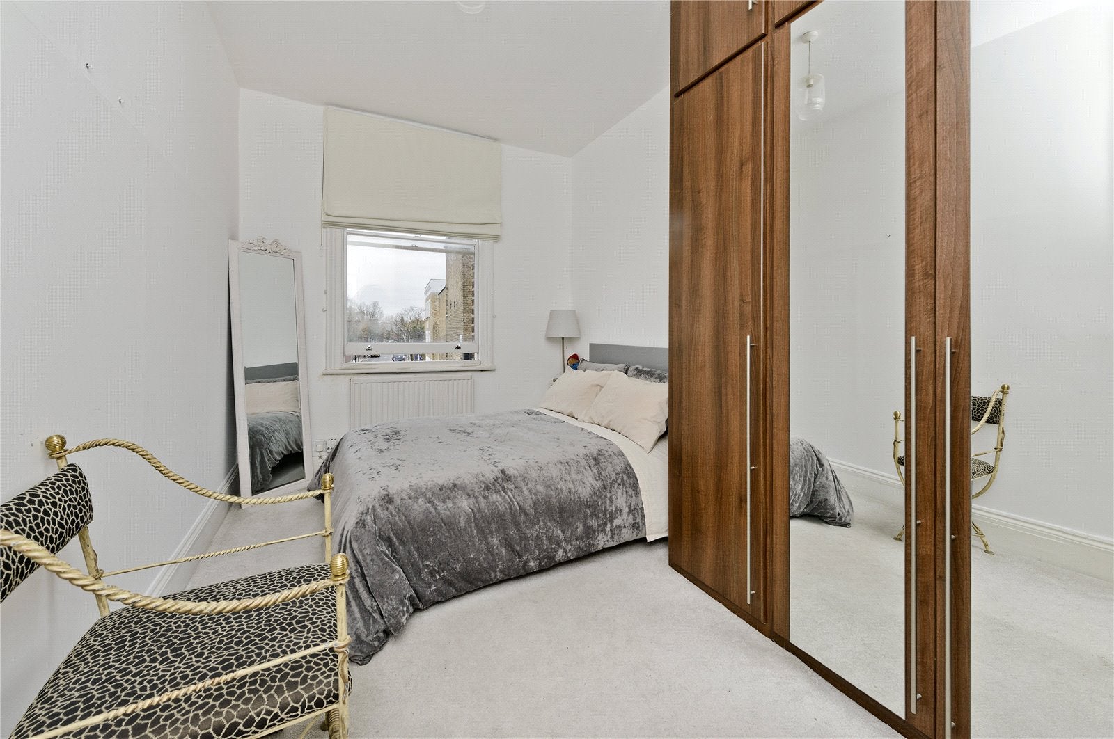 Flat Blythe Road in Greater London