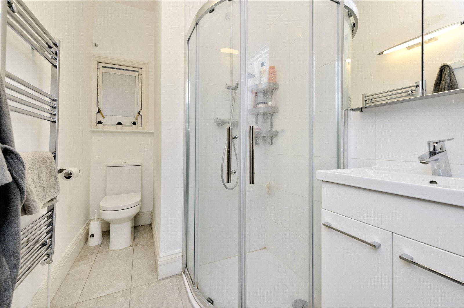 Flat Blythe Road in Greater London