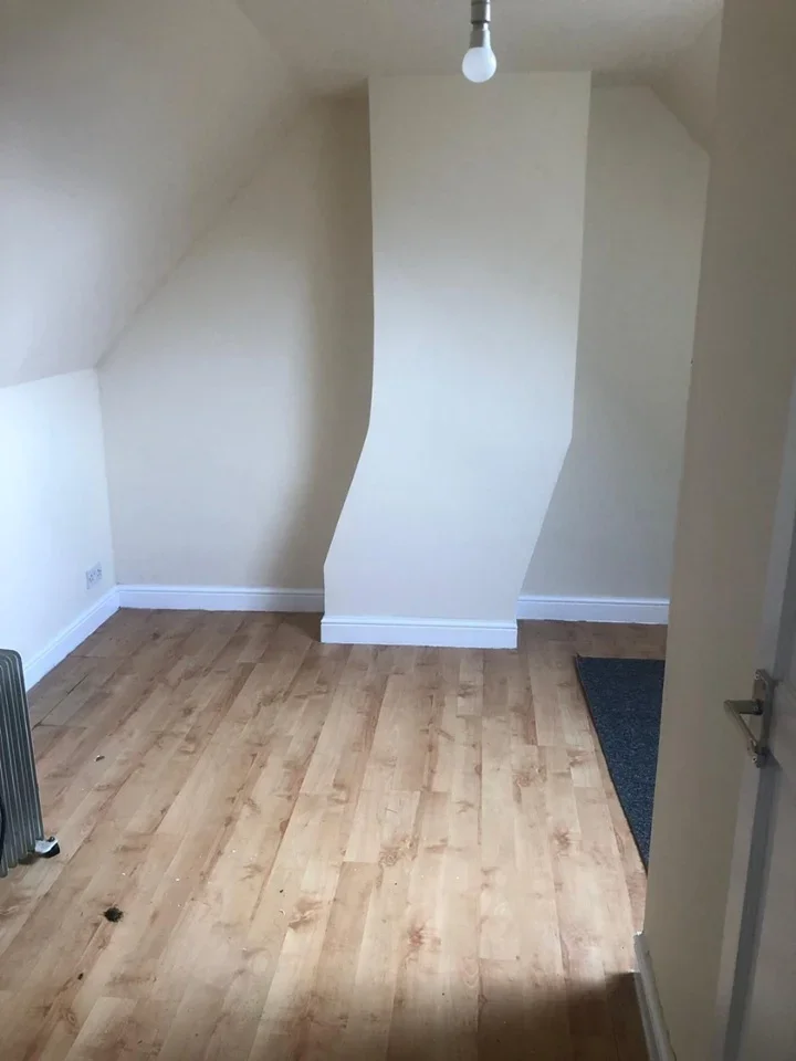 Flat Bullsmoor Lane in Greater London