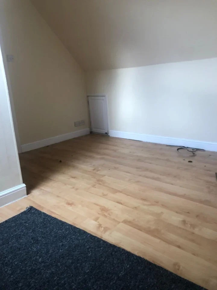 Flat Bullsmoor Lane in Greater London