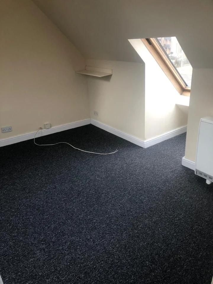 Flat Bullsmoor Lane in Greater London