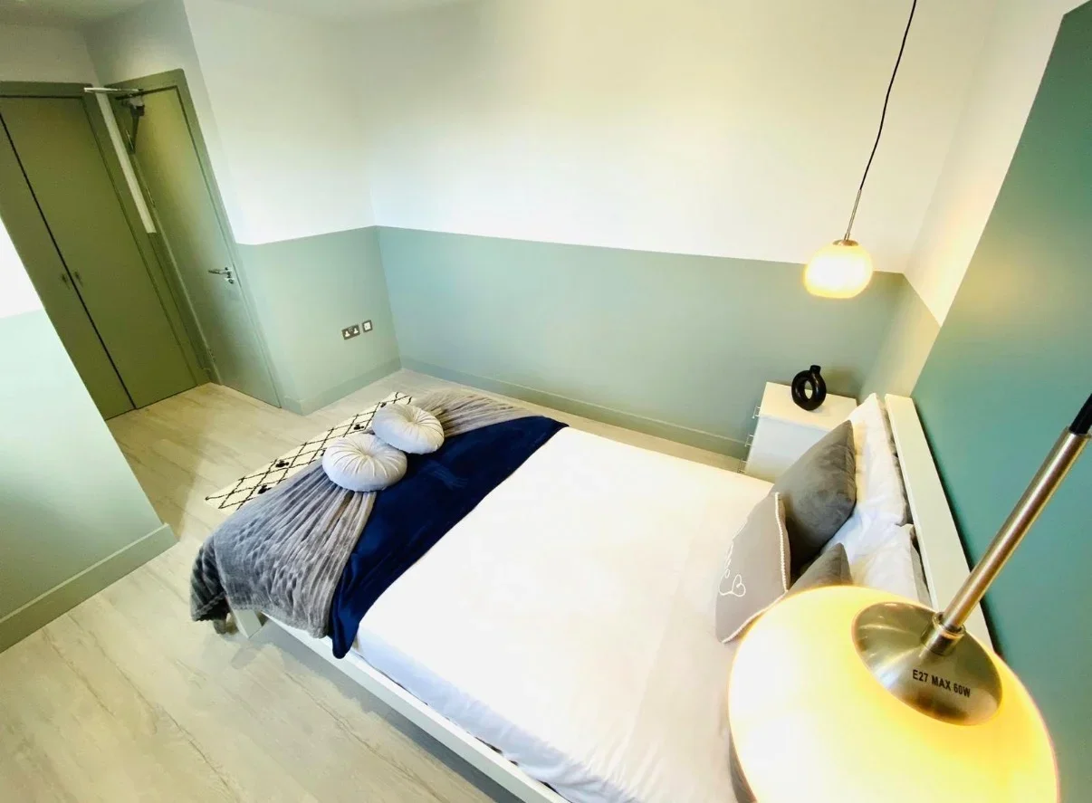 Room Larbert Road in Greater London