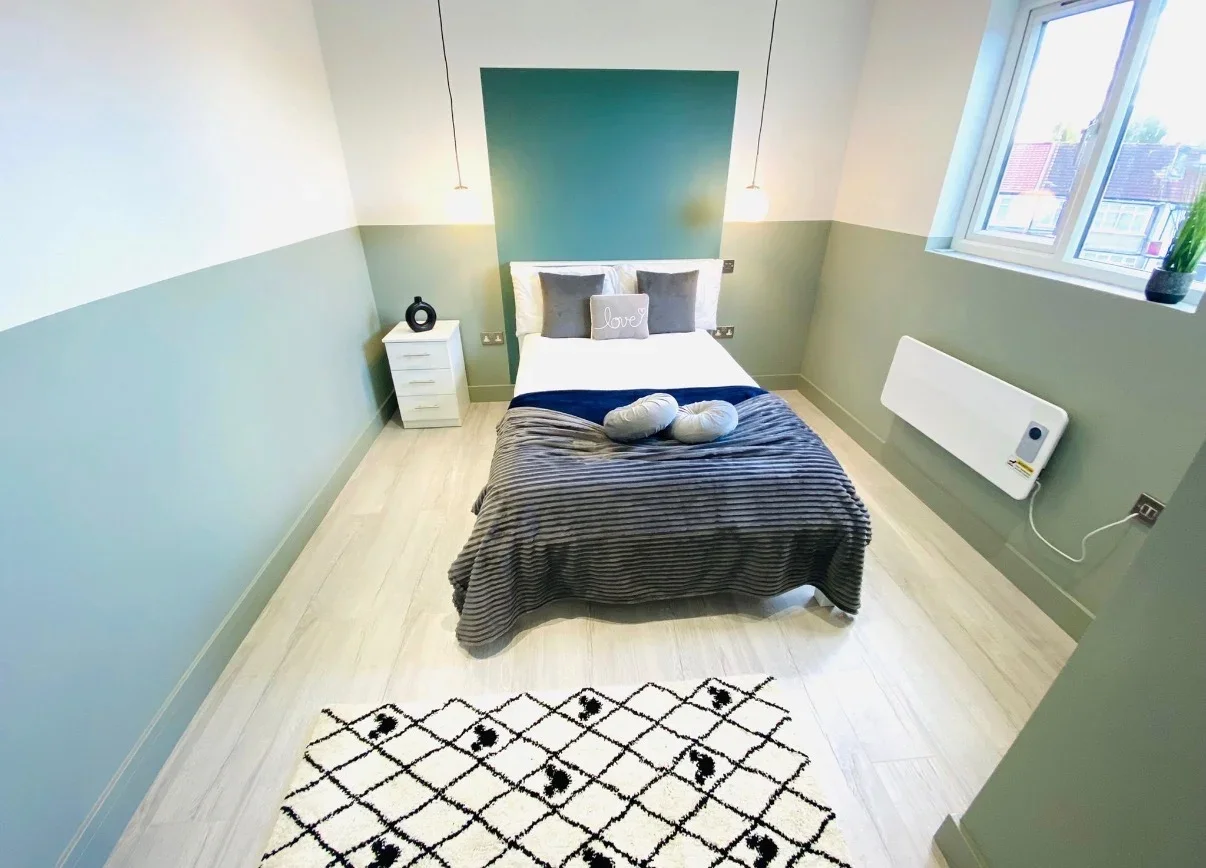 Room Larbert Road in Greater London