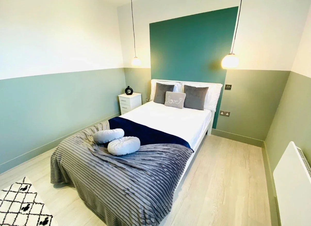 Room Larbert Road in Greater London