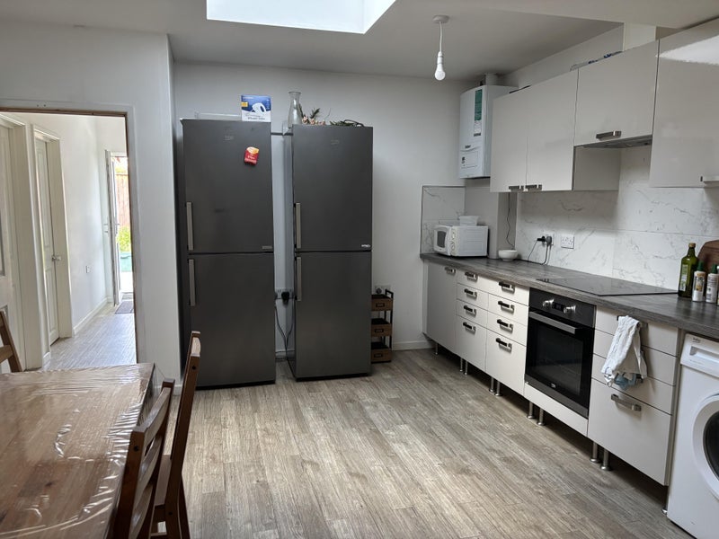 Room Martin Way in Greater London