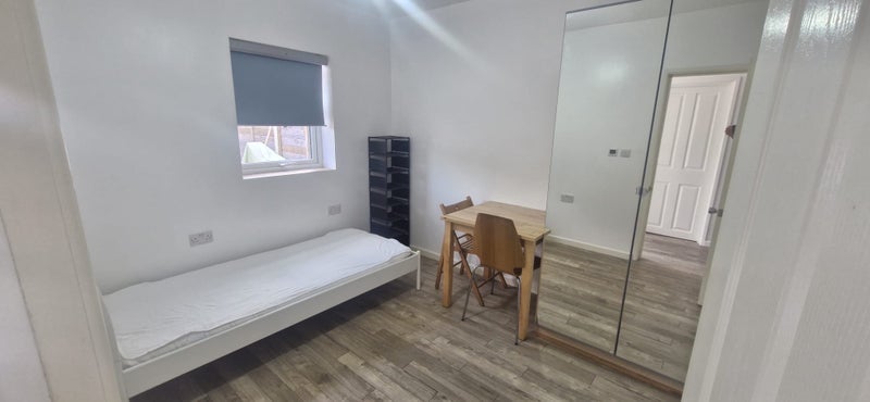 Room Martin Way in Greater London