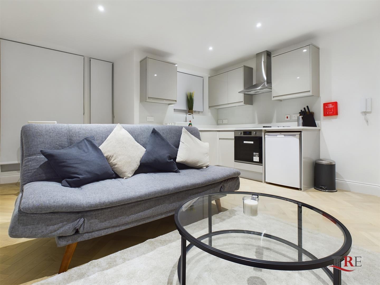 Flat Christchurch Avenue in Greater London