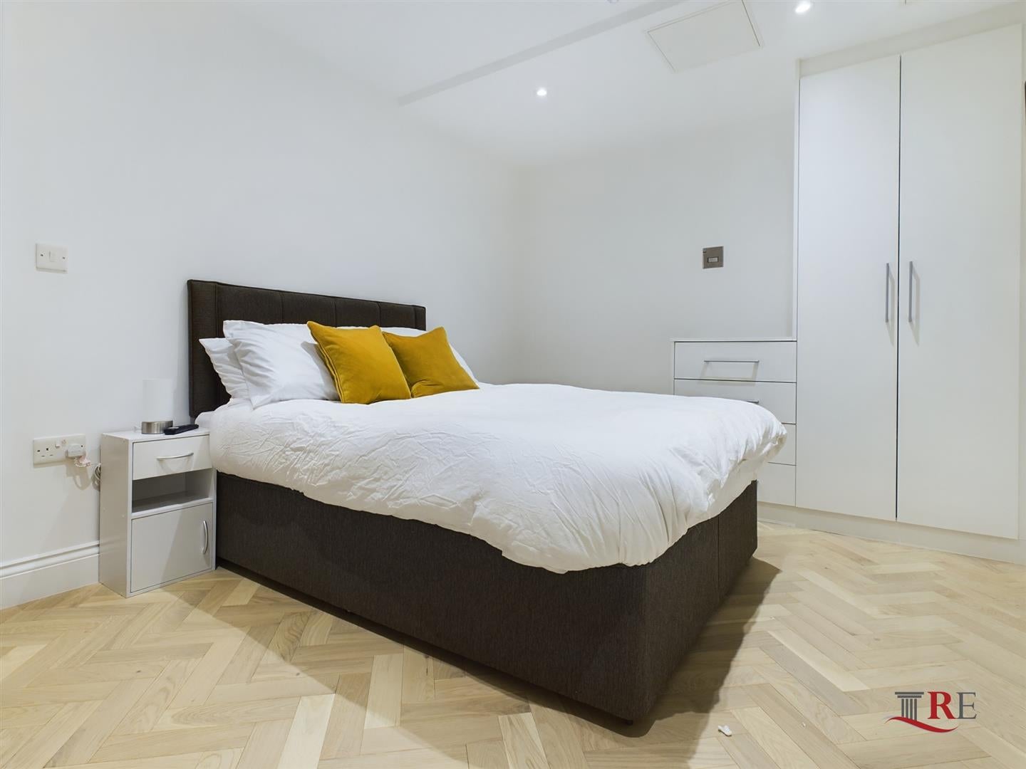 Flat Christchurch Avenue in Greater London